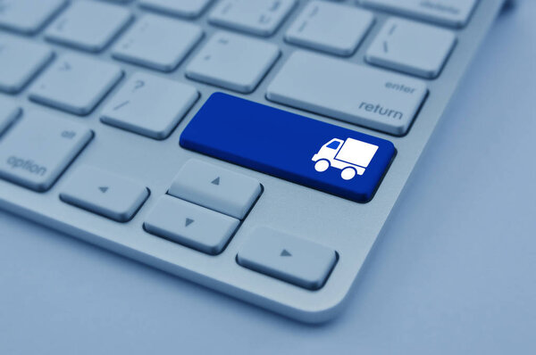 Доставка грузовика плоская иконка на современной клавиатуре компьютера кнопки, синий тон, бизнес-грузовиков транспортные услуги онлайн концепция
