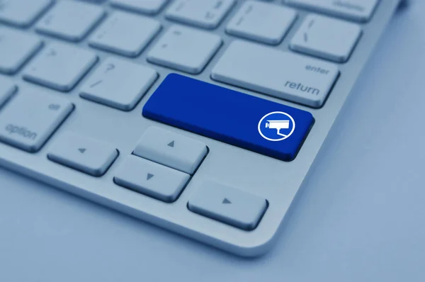 現代のコンピューター キーボード ボタン 青のトーン ビジネス セキュリティ 安全オンライン コンセプトで Cctv カメラ — ストック写真