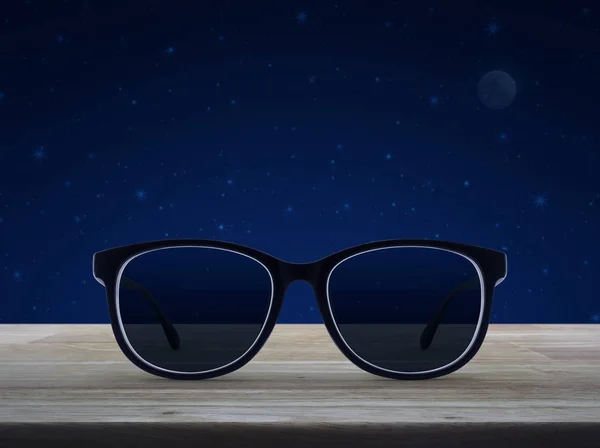 Podbite Oko Okulary Drewnianym Stole Nad Fantasy Nocne Niebo Księżyc — Zdjęcie stockowe