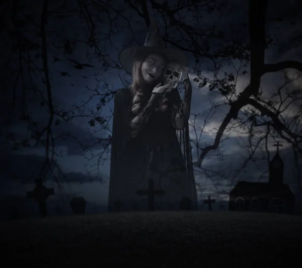 Bruxa Halloween Segurando Crânio Sobre Grama Árvore Morta Cruz Pássaros — Fotografia de Stock