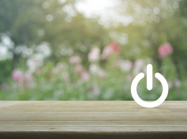 Güç düğmesi düz simgesi bulanıklık pembe çiçek ve Bahçe ağacında üzerinde iş kavramı başlatmak