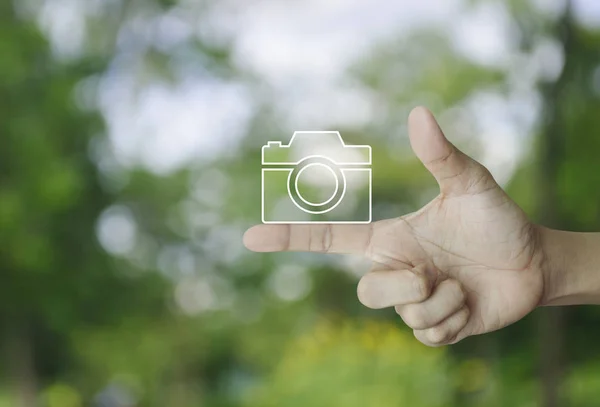 Macchina Fotografica Icona Piatta Sul Dito Sopra Albero Verde Sfocatura — Foto Stock