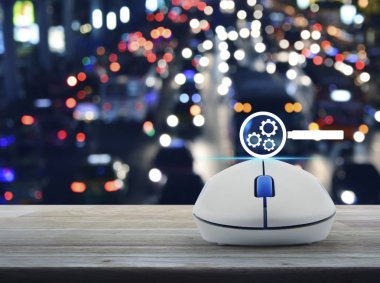 SEO düz simgesi kablosuz bilgisayar fare ile üzerinde ahşap masa üzerinde bulanıklık araçları, arama motoru optimizasyonu kavramı ile renkli gece ışık şehir