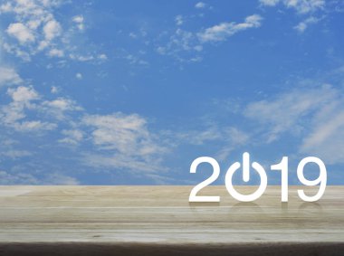 2019 ahşap masa üstünde iş düz kutsal kişilerin resmi ile beyaz bulutlar, mutlu yeni yıl tebrik kartı kavramı mavi gökyüzü üzerinde başlatmak