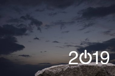 2019 rock Dağı'nda iş düz simgesi üzerinde günbatımı gökyüzü, mutlu yeni yıl kapak konsepti başlatmak