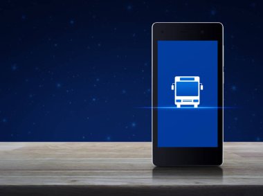 Otobüs fantezi gece gökyüzü ve ay üzerinde ahşap masa üzerinde modern akıllı cep telefonu ekran düz simgesine, iş ulaşım hizmet online kavramı