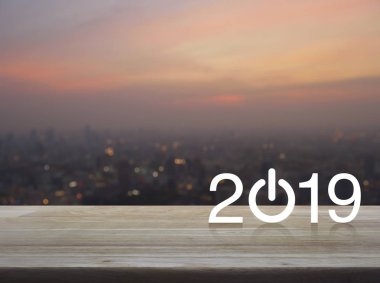 2019 düz ahşap masa üzerinde simgesine bulanıklık cityscape sıcak ışık sundown, mutlu yeni yıl kavramı iş başlatmak