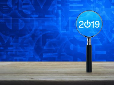 para birimi simgesi mavi tonu arka plan üzerinde iş mutlu yeni yıl 2019 kavramı düz ahşap masa üzerinde büyüteç simgesiyle 2019 başlatmak