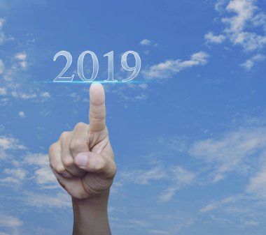 2019 metin mavi gökyüzü ile beyaz bulutlar, iş mutlu yeni yıl 2019 kavramı üzerine basarak el