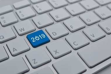 modern bilgisayar klavye tuş, mutlu yeni yıl 2019 kavramı üzerinde iş görüntülenmesi 2019 başlatmak
