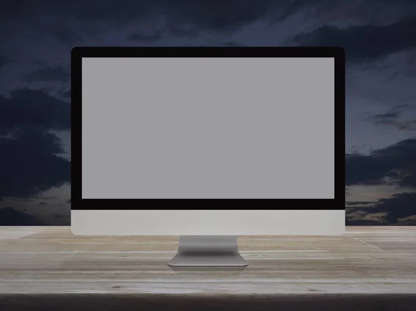 夕焼け空の上の木製のテーブルの上の灰色の画面とデスクトップの現代コンピューターのモニター — ストック写真