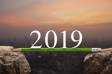 2019 beyaz metin kaya dağ üzerinde yeşil kalem ile bulanıklık cityscape sıcak ışık gün batımından, iş başarı strateji planı kavramı, mutlu yeni yıl 2019 takvim kapak