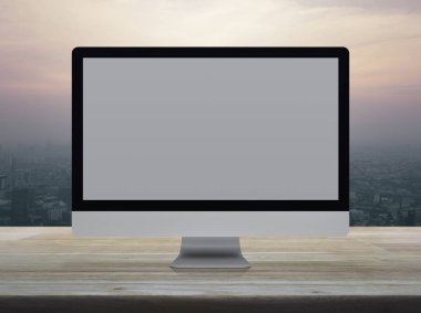 Ahşap üzerinde gri geniş ekranlı masaüstü modern bilgisayar monitörü 