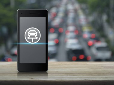 Hizmet düzeltme araba anahtarı aracı simgesini ahşap masa üzerinde ekranda modern akıllı cep telefonu ile bulanıklık bitirim otomobil ve yol City, iş onarım araba online kavramı ile
