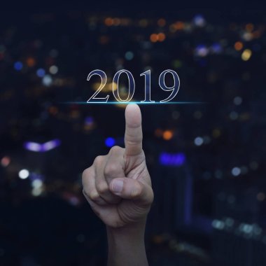 El basarak 2019 metnin üzerinde bulanıklık renkli gece ışık modern şehir kule ve gökdelen, mutlu yeni yıl 2019 kapak konsepti