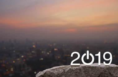 2019 rock Dağı'nda iş düz simgesi cityscape üzerinde sıcak ışık sundown, mutlu yeni yıl 2019 kapak konsepti başlatmak