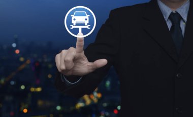 Hizmet düzeltme araba anahtarı aracı düz simgesi ile bulanıklık renkli gece ışık şehir Kulesi, iş onarım araba kavramı basarak işadamı