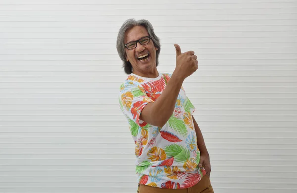 Feliz Idosos Viajante Asiático Homem Vestindo Verão Camisa Óculos Fazendo — Fotografia de Stock