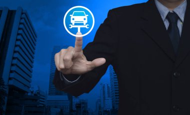İş adamı, modern ofis kulesi ve gökdelen üzerinde ingiliz anahtarı düz ikon ile servis tamir otomobili, iş tamir araba konsepti