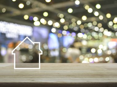 Ev simgesini ahşap masa üzerinde kopya alanı ile bulanıklık ışık ve gölge, Alışveriş Merkezi, iş gayrimenkul kavramı
