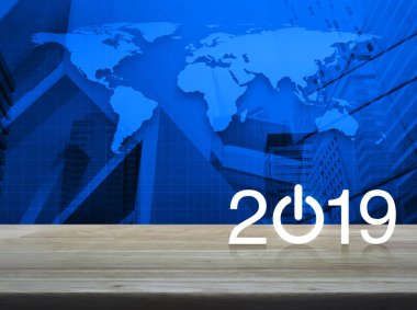 Dünya harita ve şehir Kulesi bina, mutlu yeni yıl kavramı, Nasa tarafından döşenmiş bu görüntü unsurları üzerinde iş düz ahşap masa simgesine 2019 başlatmak