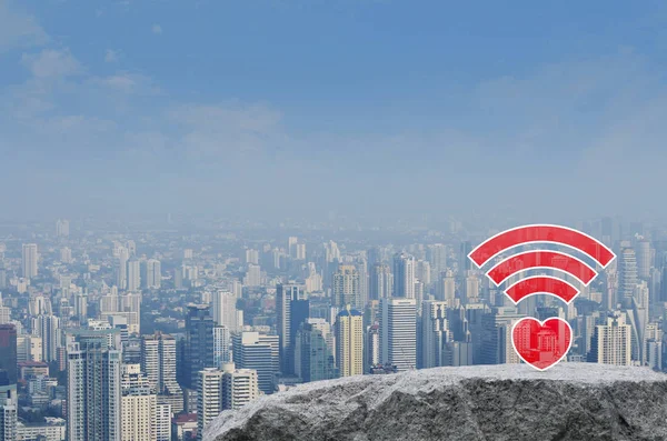 赤いハート愛 Wifi フラット アイコン モダンなタワー 事務所ビル 超高層ビルの岩山 インターネット オンライン接続 バレンタインの日の概念が大好き — ストック写真