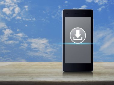 Mavi gökyüzü beyaz bulutlar, iş Internet kavramı ile over modern akıllı telefonun ekranında ahşap masa üstünde kutsal kişilerin resmi indir