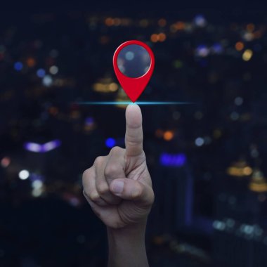 Bulanık renkli gece ışık şehir Kulesi, harita işaretçi gezinti kavramı üzerinde harita pin noktası konumu düğmesine basarak el