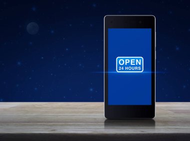 Ahşap masa fantezi gece gökyüzü ve ay, iş tam zamanlı hizmet online kavramı üzerinde modern akıllı cep telefonu ekran simgesine 24 saat açık
