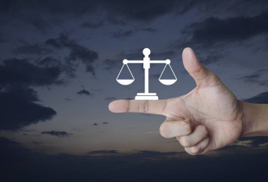 Hukuk düz kutsal kişilerin resmi üstünde parmak günbatımı gökyüzü, iş Hukuk Servisi kavramı üzerinde
