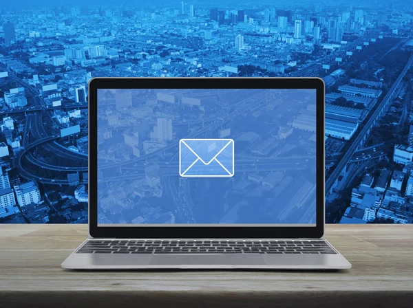 Ícone Plano Mail Com Computador Portátil Moderno Mesa Madeira Sobre — Fotografia de Stock