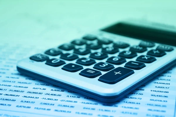 Кнопка калькулятора плюс на папері фінансової діаграми, Business Success — стокове фото