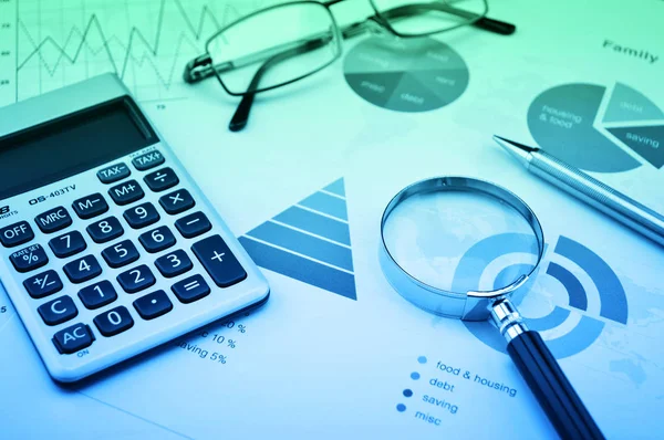 Nagyító, számológép, toll és szemüveg üzleti moccan — Stock Fotó