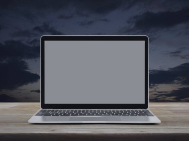 Ahşap masa ov boş gri ekran ile modern dizüstü bilgisayar