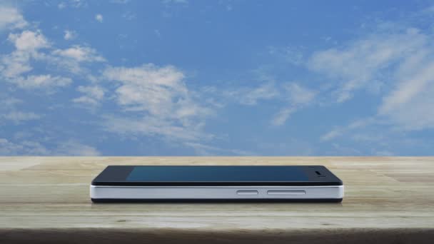 银行平面图标现代智能手机屏幕上的木桌蓝天白云 商业银行在线概念 — 图库视频影像