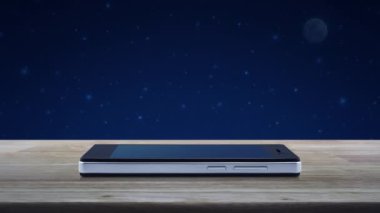 Modern akıllı cep telefonu ekranındaki mikrofon yassı simge fantezi gökyüzü ve ay üzerine ahşap masa, iş iletişimi çevrimiçi konsepti