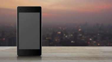 Sıcak ışık günbatımı nda cityscape bulanıklık üzerinde ahşap masada modern akıllı cep telefonu ekranında bilgi işareti düz simgesi, İş müşteri desteği online kavram