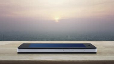 Ofis şehir kulesi ve gün batımında gökdelen üzerinde ahşap masada modern akıllı cep telefonu ekranında 24 saat hizmet simgesi, vintage tarzı, İş tam zamanlı online hizmet konsepti