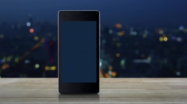 Şehir kulesi ve gökdelen, İş tam zamanlı hizmet online kavramı bulanıklık renkli gece ışığı üzerinde ahşap masa üzerinde modern akıllı cep telefonu ekranında 24 saat düz simge açık