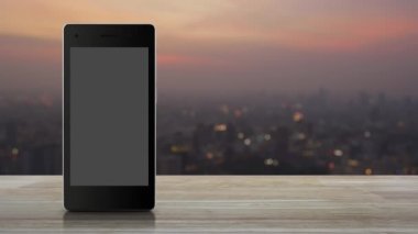 Sıcak ışık günbatımı, İş internet konsepti üzerinde cityscape bulanıklık üzerinde ahşap masada modern akıllı cep telefonu ekranında düz simge indirin