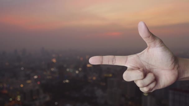 Плоский Значок Камери Пальці Над Розмиттям Міського Пейзажу Теплий Світловий — стокове відео