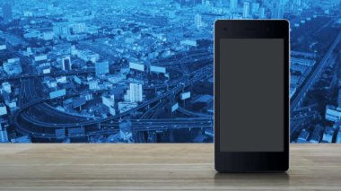 Şehir kulesi, sokak, otoyol ve gökdelen üzerinde ahşap masa üzerinde modern akıllı cep telefonu ekranında Taksi araba düz simgesi, İş ulaşım online hizmet konsepti