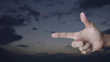 Güvenlik kalkanı parmak üzerinde günbatımı gökyüzü, teknoloji internet siber güvenlik ve anti virüs kavramı üzerindeki onay işareti simgesiyle