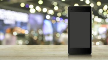 Blur ışık ve alışveriş merkezinin gölgeüzerinde ahşap masada modern akıllı cep telefonu ekranında Taksi araba düz simgesi, İş taşımacılığı online servis konsepti