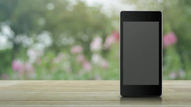Çekiç ve anahtar bahçede bulanıklık pembe çiçek ve ağaç üzerinde ahşap masada modern akıllı cep telefonu ekranında ev düz simgesi ile, İş ev hizmeti online kavram