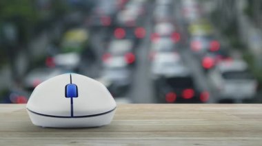 Bilgi şehirde araba ve yol ile yoğun saat bulanıklık üzerinde ahşap masa üzerinde kablosuz bilgisayar fare ile düz simge işareti, İş müşteri desteği online kavram