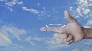 beyaz bulutlar, İş güvenliği ve güvenlik kavramı ile mavi gökyüzü üzerinde parmak cctv kamera düz simgesi