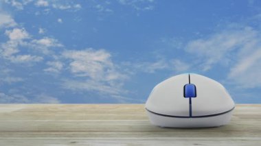 Beyaz bulutlar ile mavi gökyüzü üzerinde ahşap masa üzerinde kablosuz bilgisayar fare ile harita pin noktası konumu düğmesi, Teknoloji harita işaretçisi navigasyon online kavram
