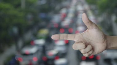 Şehir yolunda araba ile yoğun saat bulanıklığı üzerinde parmak otobüs düz simgesi, İş taşımacılığı hizmeti kavramı