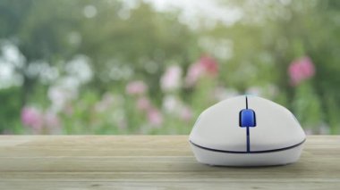 Parkta bulanıklık pembe çiçek ve ağaç üzerinde ahşap masa üzerinde kablosuz bilgisayar fare ile Taksi araba düz simgesi, İş taşıma hizmeti online kavram